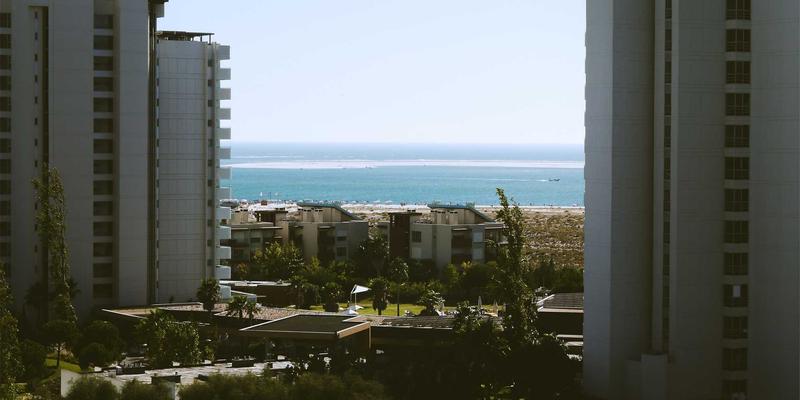 静音高效：光伏逆变器与储能系统专用冷却风扇在高温环境下的寿命与可靠性深度解析